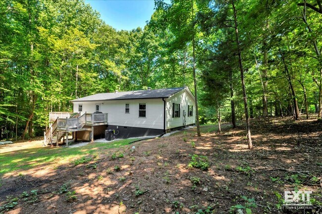 Building Photo - Beautiful Fully Furnished 3 Bed, 2 Bath Ho...