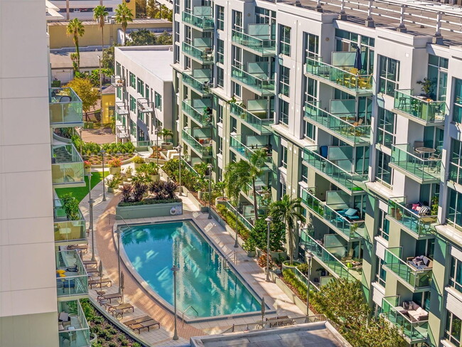 Building Photo - Modern 2 Bed/2 Bath Condo