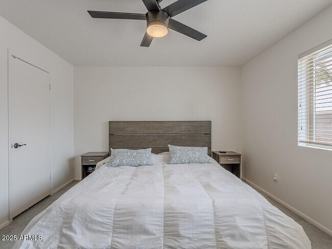 Building Photo - 5817 S Siesta Ln