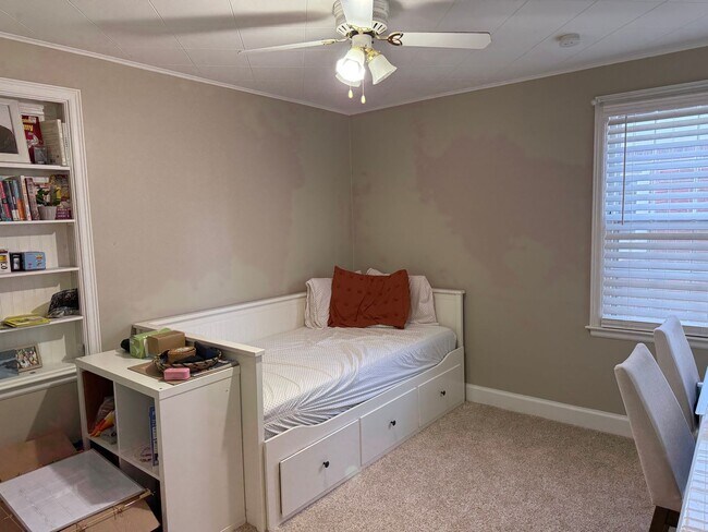 Building Photo - Charming 3 bedroom 1.5 bath in Amherst :