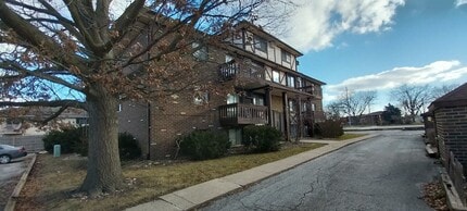 Building Photo - 352 N Birch St