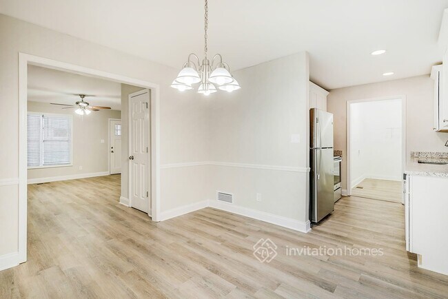 Building Photo - 5484 Pine Dr SW