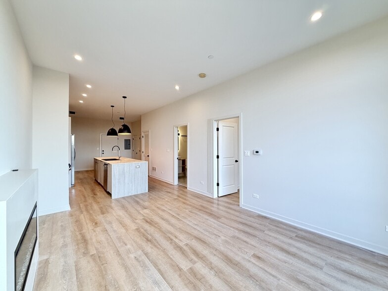 Building Photo - 3207 N Narragansett Ave