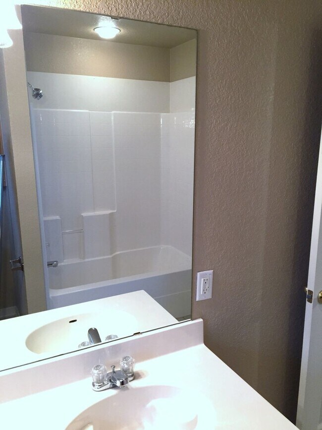 Building Photo - 2 Bedroom | 2 Bath Duplex Off Clear Creek – Killeen, TX