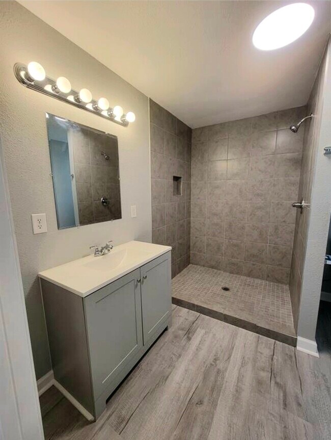 Building Photo - 701 18th Ave N