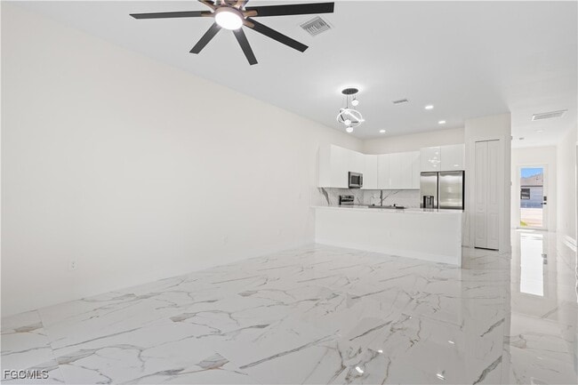 Building Photo - 428 Petite Ave