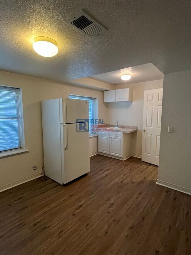 Building Photo - 9850 Carmel Ct