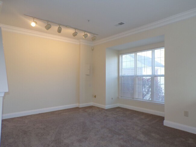 Building Photo - Odenton, 3 level twhs, end unit, Master su...