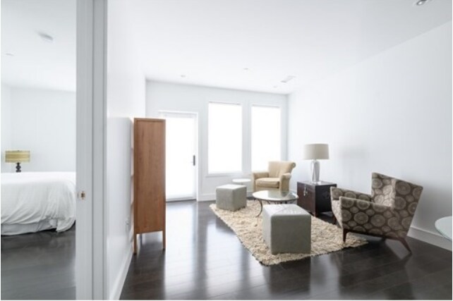 Building Photo - 2 W 6th St