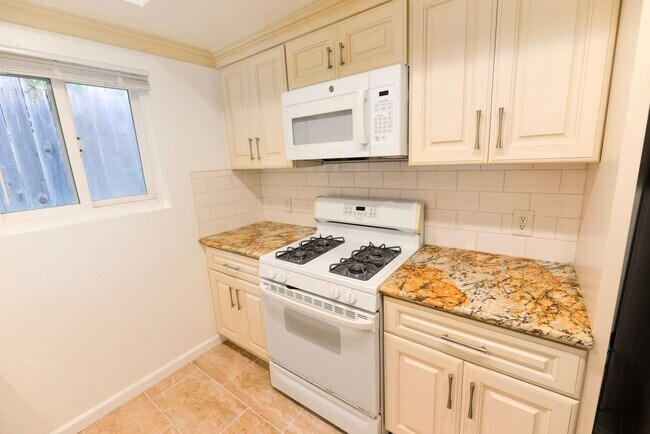 Building Photo - 257 Avenida Victoria