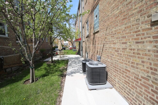 Building Photo - 2901 W Farragut Ave