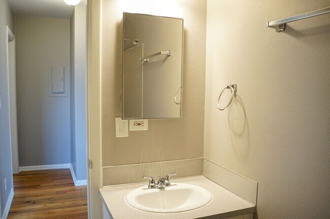 Building Photo - Near OHSU: Classic Corner 2 Bedroom w Larg...