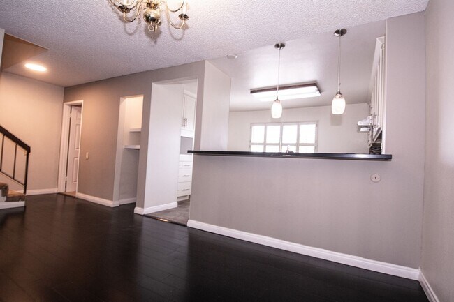 Building Photo - 848 W Huntington Dr