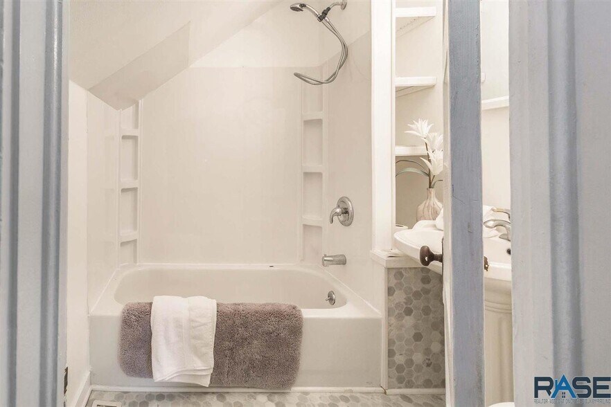 Bath - 926 N Walts Ave