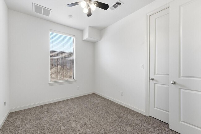 Building Photo - Awesome Two Story town home located in the heart of the city!