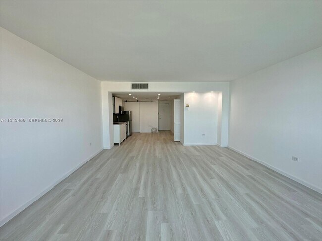 Building Photo - 801 Brickell Bay Dr