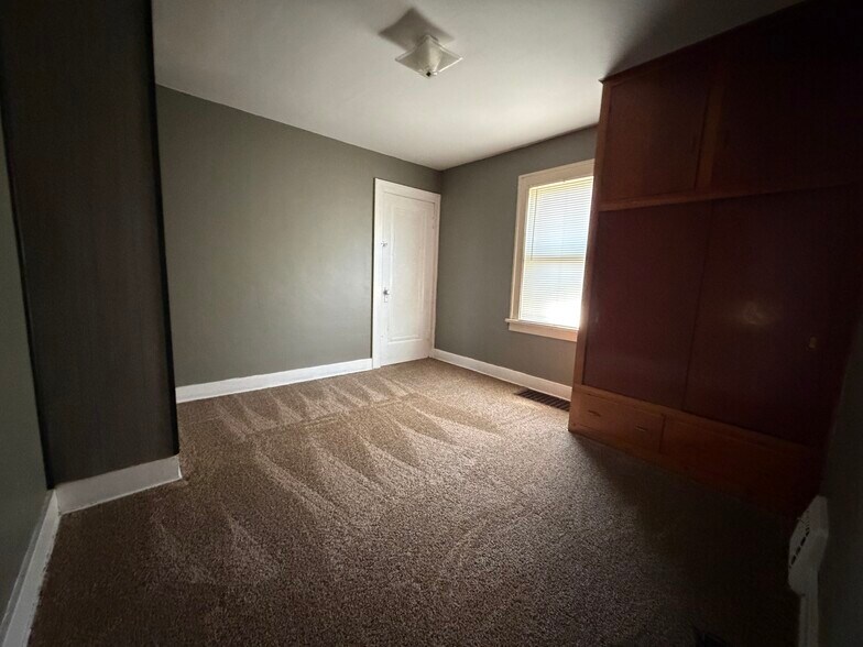 Building Photo - 136 E Woodside St