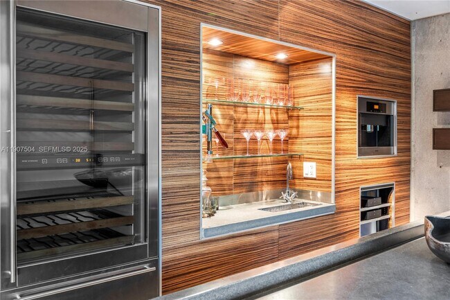 Building Photo - 1606 S Bayshore Dr