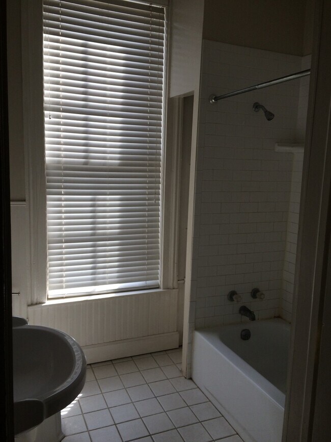 Building Photo - One Bedroom Apartment in Downtown Lafayette