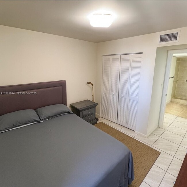 Building Photo - 9686 Fontainebleau Blvd