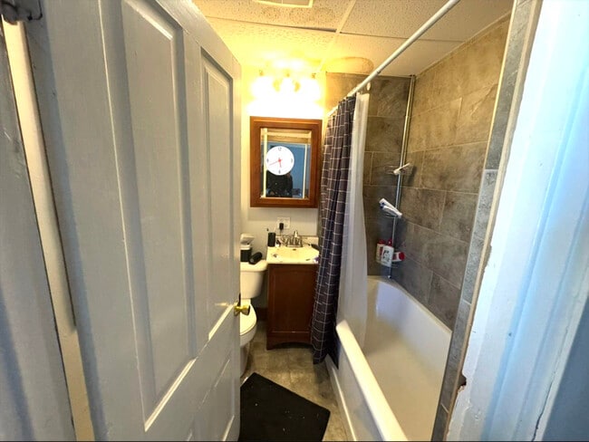 Building Photo - 611 W 12th St