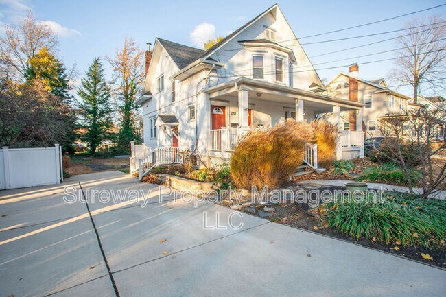 Building Photo - 5753 Rogers Ave