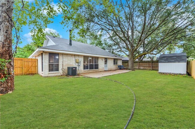 Building Photo - 5701 Village Arbour Dr