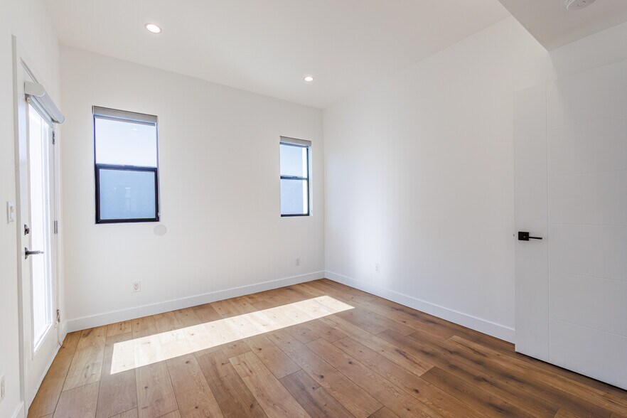 Building Photo - 705 N Benton Way