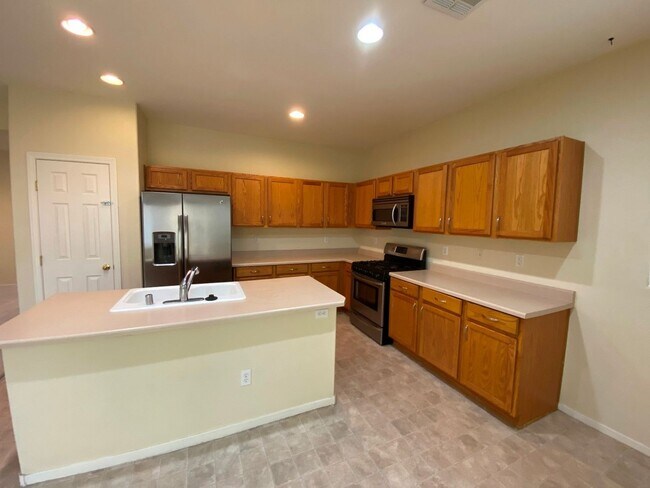 Building Photo - Beautiful & spacious home on an oversized ...