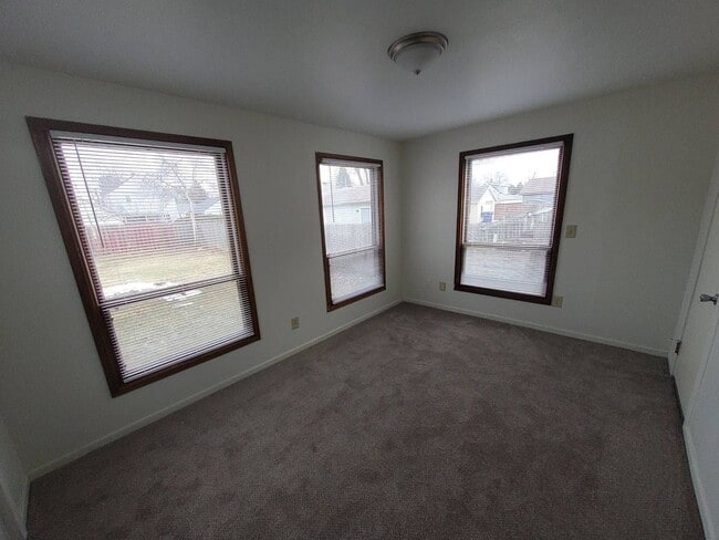 Building Photo - 928 W Kamps Ave