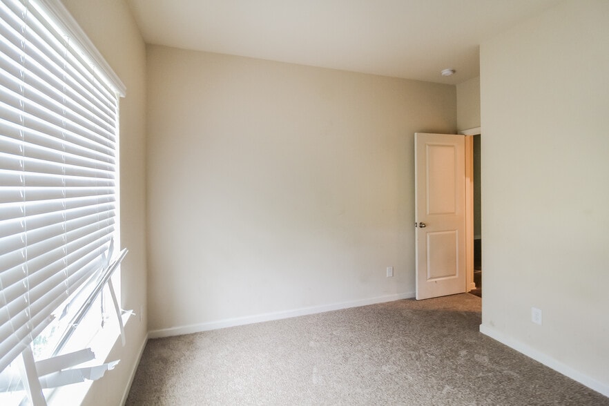 Building Photo - 140 Innis Brk Cir