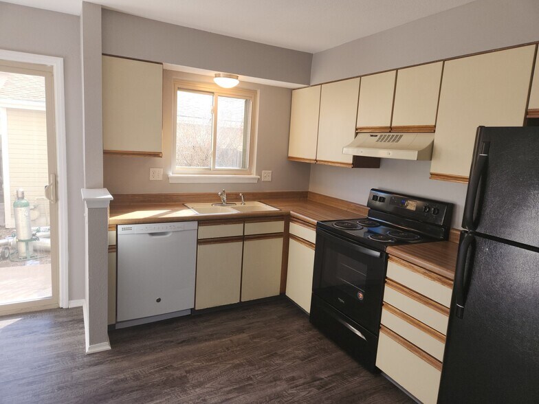 Building Photo - 8069 Lexington Park Dr