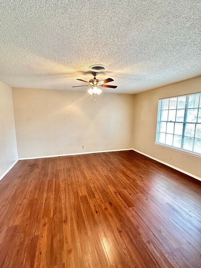 Building Photo - COMING JUNE 2026 - Spacious 3 Bedroom 2 Bathroom Home in College Hills Neighborhood!
