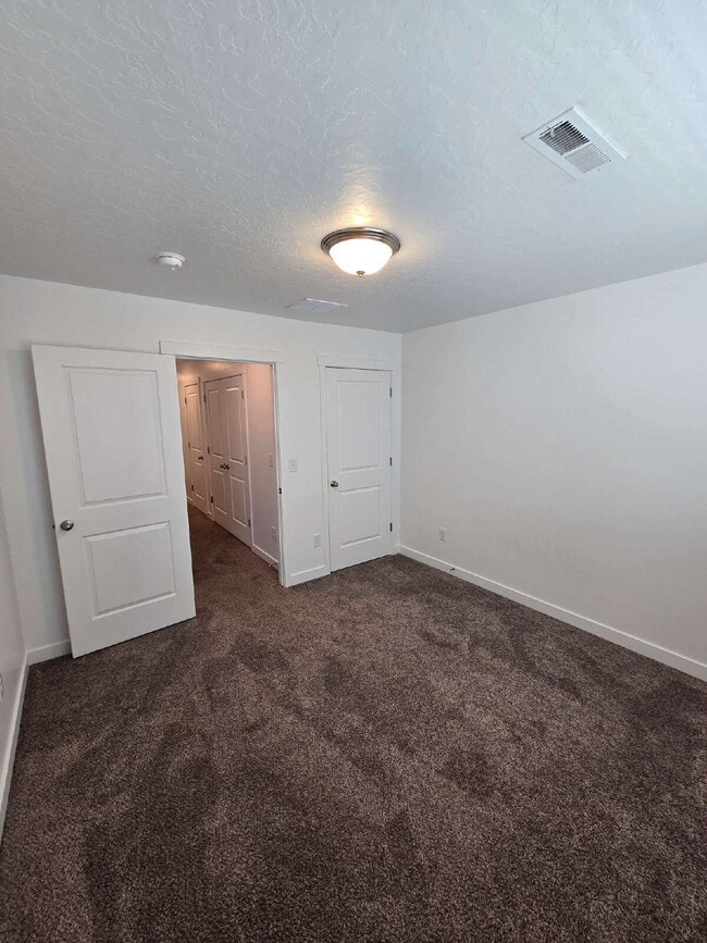 Building Photo - Adorable 4 bedroom Townhome for Rent in No...