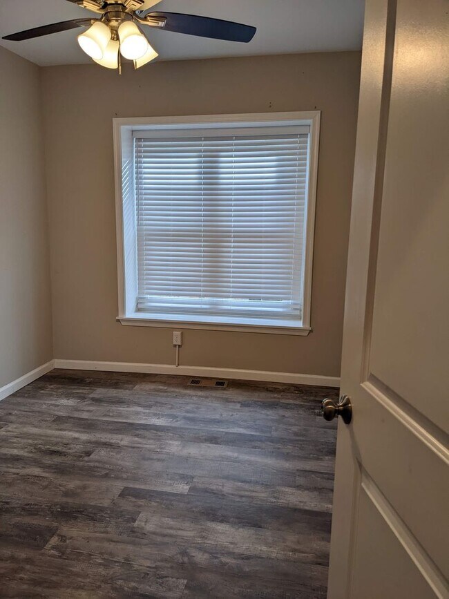 Building Photo - 153 Main St