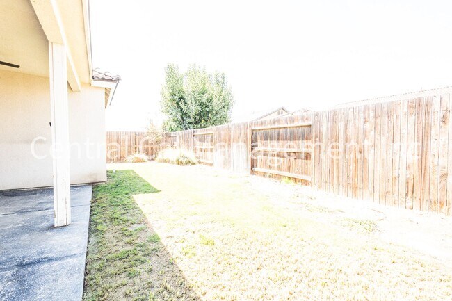 Building Photo - 4 Bedroom/2 Bath Home in the Southwest - $2595 Per Month!