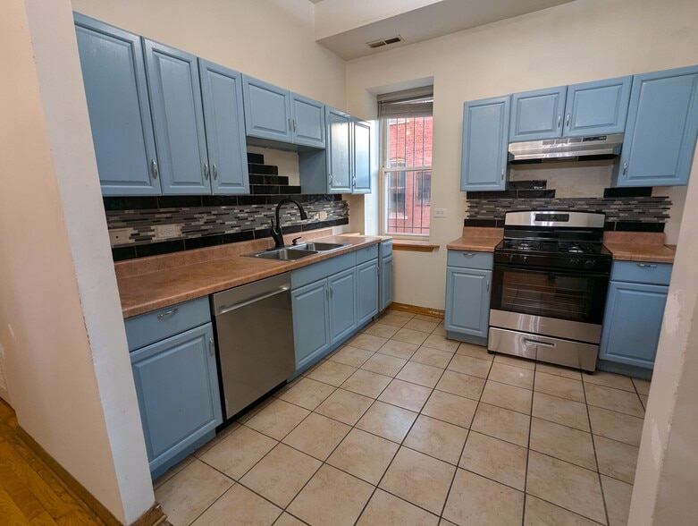 Kitchen - 3212 W Warren Blvd