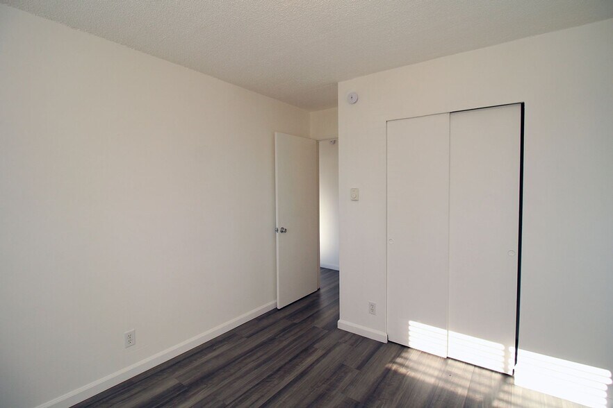 Building Photo - 6213-6217 SE Fern Ave