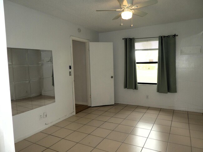 Building Photo - 7149 Golf Colony Ct