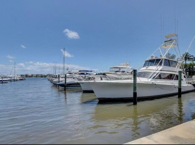 Building Photo - 804 E Windward Way