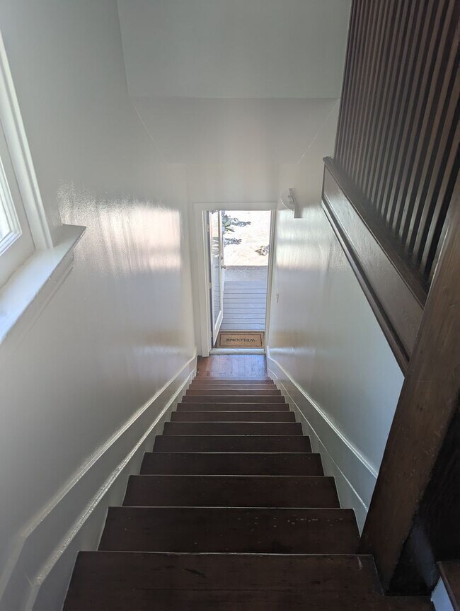 Building Photo - COMING SOON-A sunny top floor flat, 3 bedrooms, 2 bathrooms, living room and large kitchen with p...