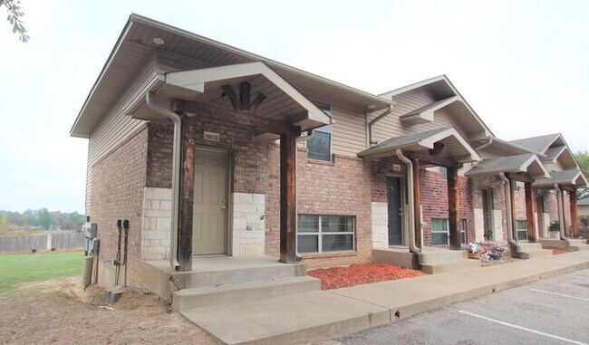 Building Photo - Tour Today! 2 Bed 1.5 Bath Townhome, Lindale ISD!