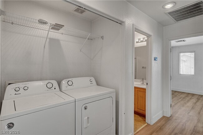 Building Photo - 9985 Big Bow Springs Ct