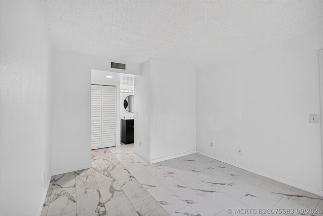 Building Photo - 1628 SE Green Acres Cir