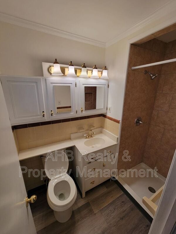 Building Photo - 801 Sycamore Rd