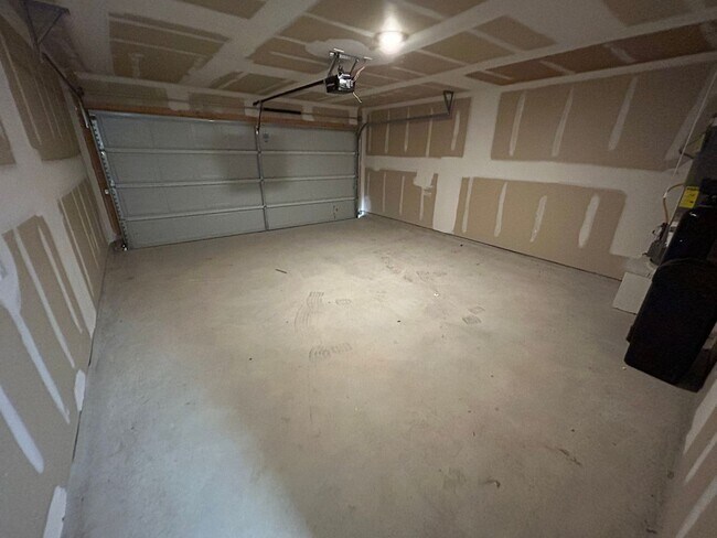 Building Photo - *COMING SOON* 3-Bedroom with Solar Panels & Resort Amenities – Pool, Gym!