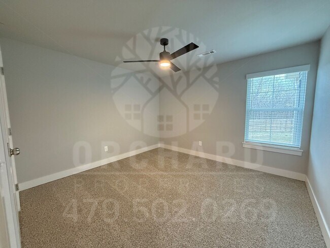 Building Photo - Single-Family Home- 2 Bed/2 Bath w/Hobby R...