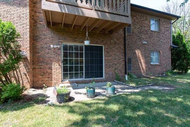 Building Photo - 2 br, 1 bath  - 30506 Oakridge Manor Dr