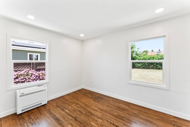 Building Photo - Nicely Remodeled 3 Bed 2 Bath in West Chul...