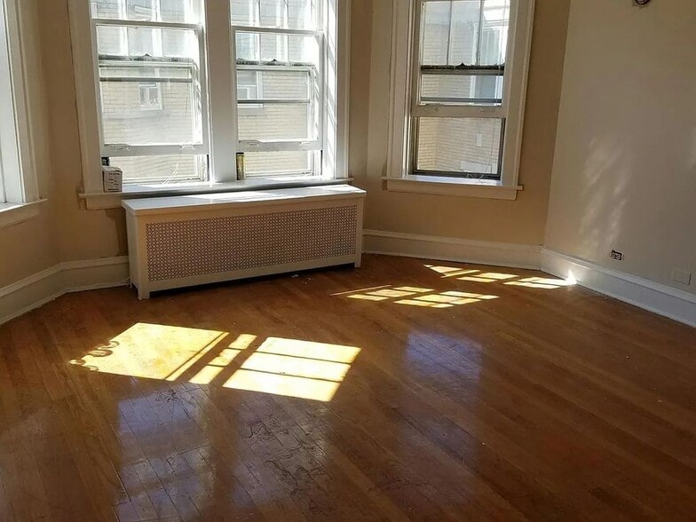 Building Photo - 1914 W Morse Ave